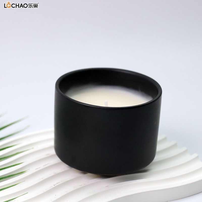 Black porcelain jar scented candle