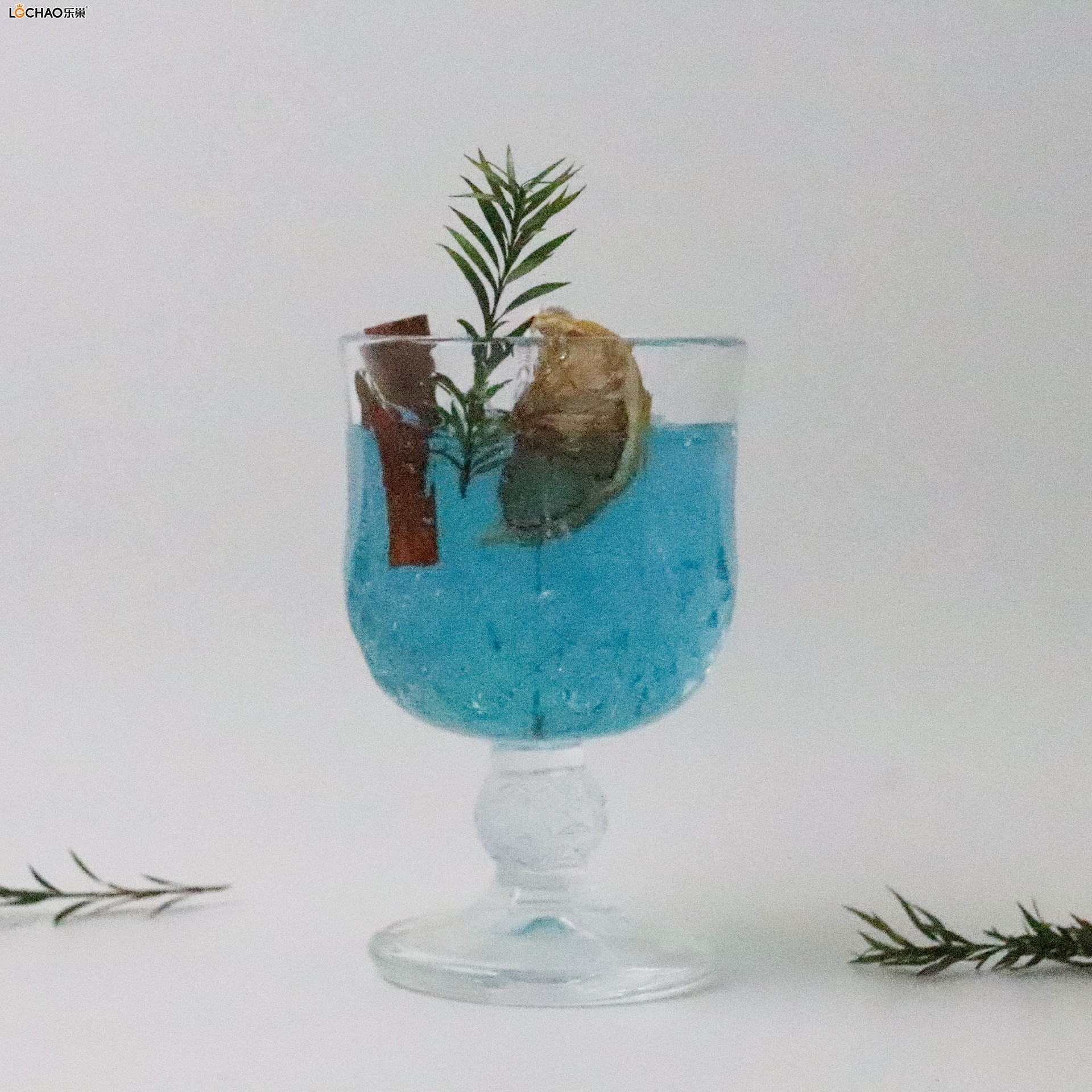 How can one determine if the fragrance of a scented candle contains artificial fragrances?